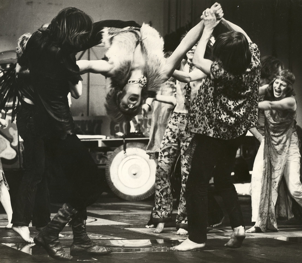 Fotografi fra Den Nationale Scenes produksjon Hair  (1970).
