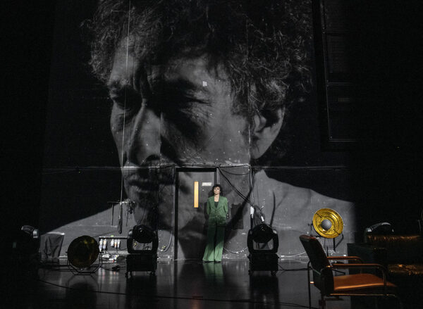 Fotografi fra Det Norske Teatrets produksjon Vikla inn i blått. Dylan på nynorsk (2020).