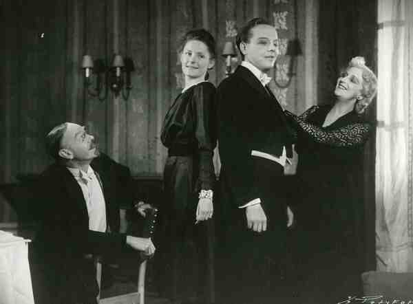 Photo from Det Nye Teater's production Søndagsparadiset* (The Sunday Paradise) (1945)