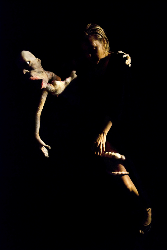 Fotografi fra Kate Pendry og Stamsund Internasjonale Teaterfestival produksjon Demonology (2008).