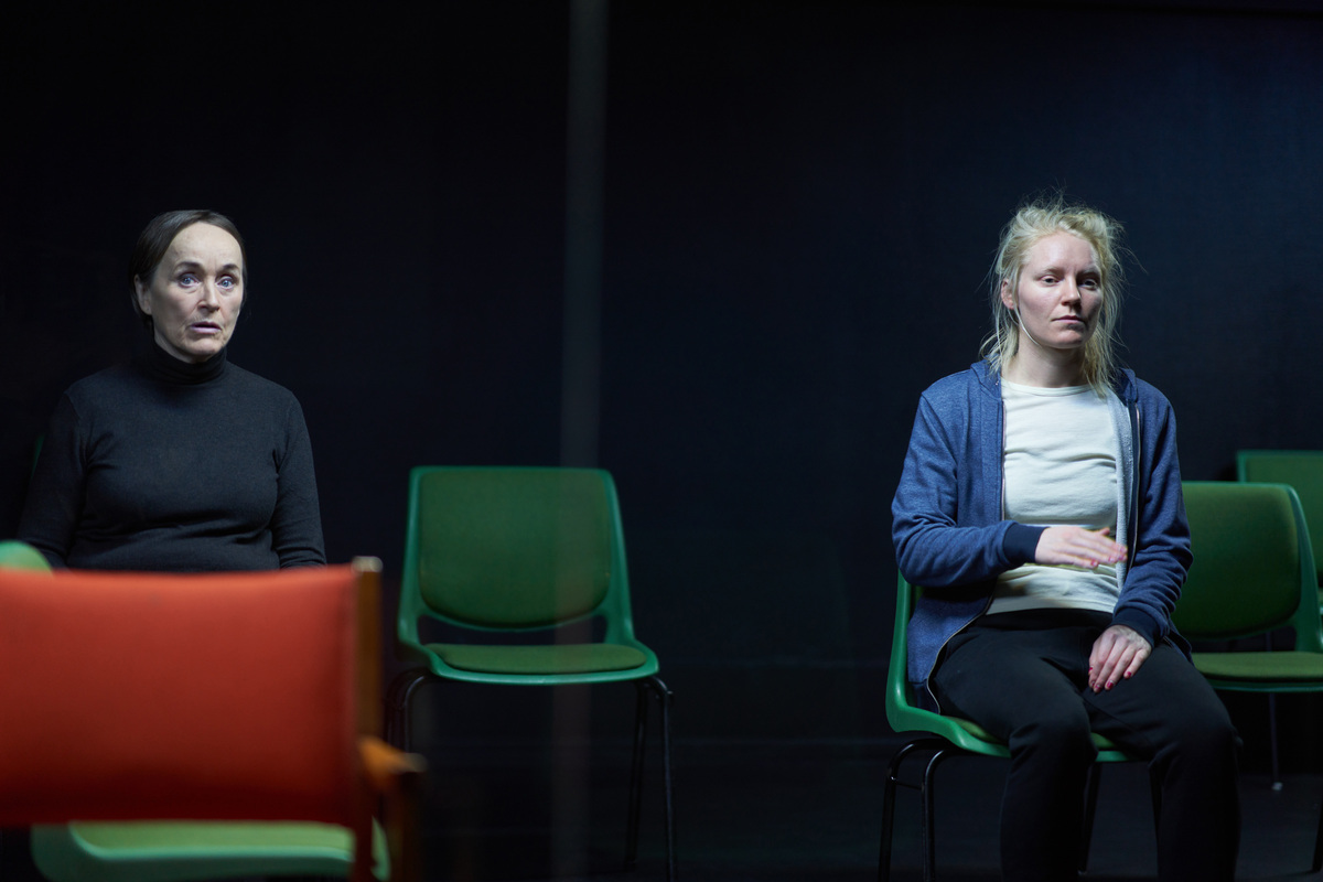 Fotografi fra Rogaland Teaters produksjon Landet Kaos (2021).