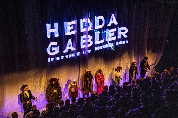 Fotografi fra  Vegard Vinge/Ida Müller og Det Norske Teatrets produksjon Hedda Gabler (2022).