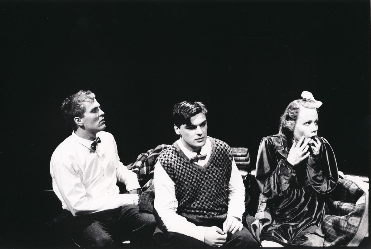 Fotografi fra Fakultet for scenekunst, 3BA skuespillere sin studentproduksjon Ibsens barn (2006) 