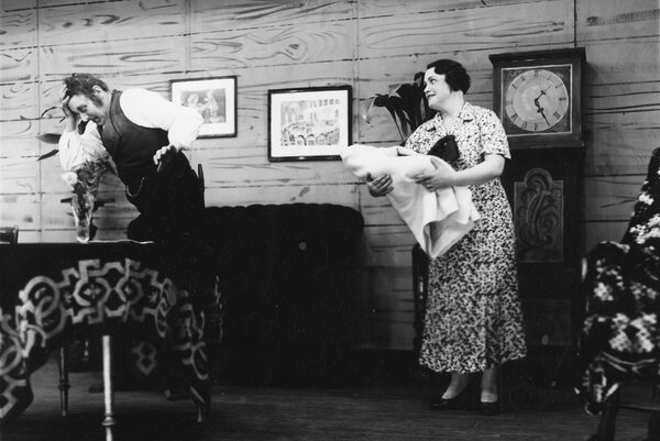 Fotografi fra Komediateatrets produksjon Sara som lo, 1936.