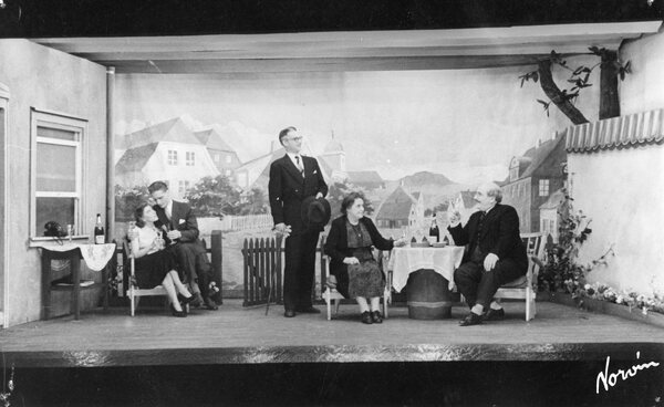 Fotografi fra Komediateatrets produksjon Tøffelhelten, 1953.