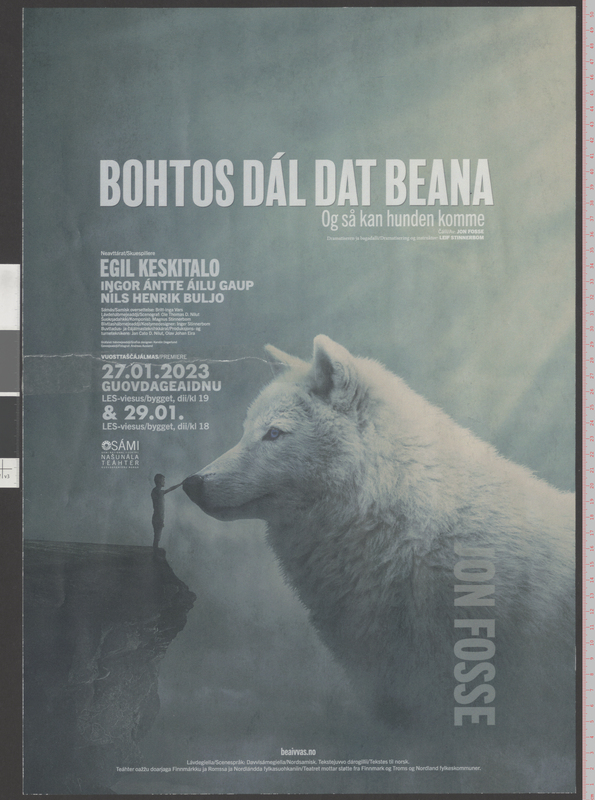 Plakat for Beaivváš Sámi Našunálateáhters produksjon Bohtos dál dat beana / Og så kan hunden komme (2023). 