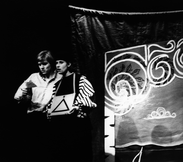 Fotografi fra Perleporten Teatergruppes produksjon "Jug meg en saga" (1976)