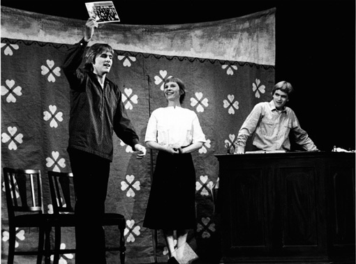 Fotografi fra Perleporten Teatergruppes produksjon "Klassebilde" (1978)