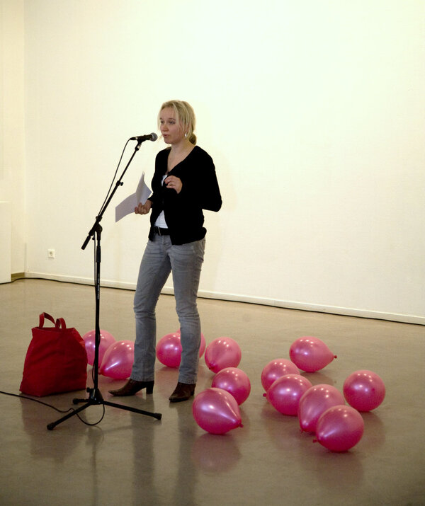 Foto fra "How to be a Performance Artist?" (2007) av Pilvi Porkola