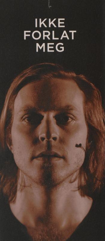 Forestillingsprogram for Brageteatrets produksjon Ikke forlat meg (2014). 